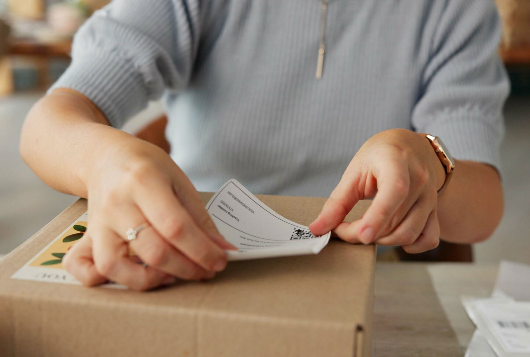 Labels die blijven kleven (of net niet): de juiste lijmsoort voor elk gebruik